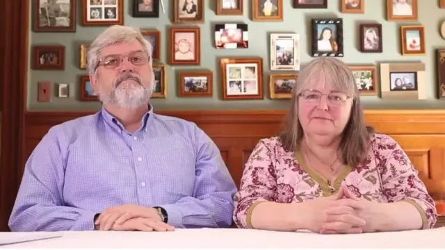 جاشوا له خوشي کېدو وروسته له خپل مور او پلار سره پر تیلیفون وغږېد