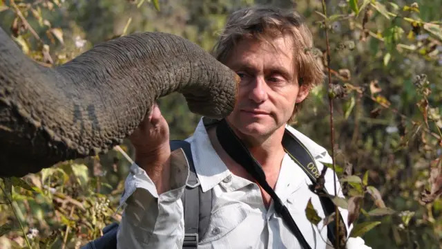 David Raubenheimer com elefante