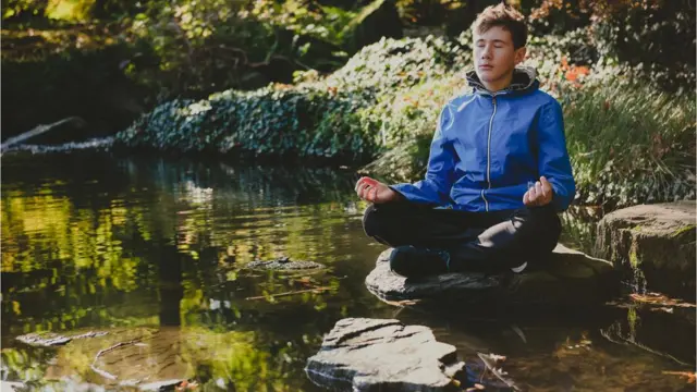 Adolescente meditando