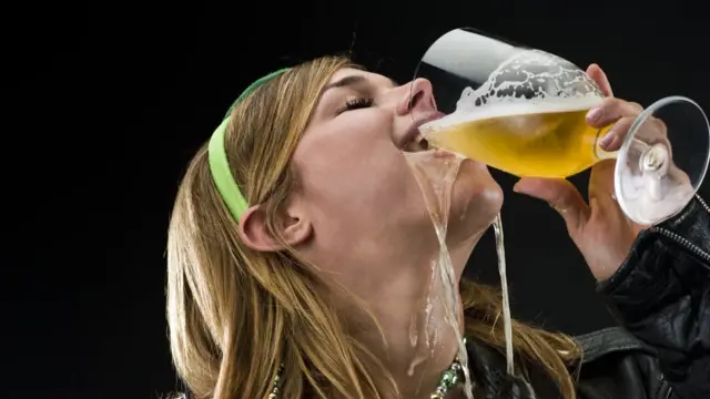 Девушка, пьющая пиво