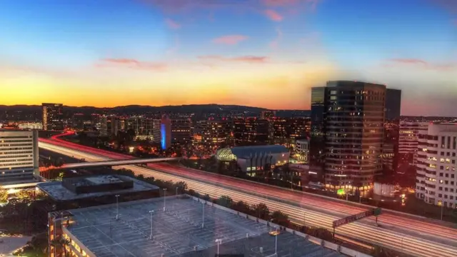 日出时分，加州尔湾的高速公路。米卡·孙很喜欢这里，他希望寻找拥有良好医疗设施和宜人环境的安全社区（图片来源：Alamy）