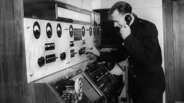 Empleado de la brigada de bomberos contestando una llamada de emergencia con el nuevo sistema en 1937.