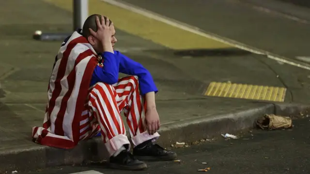 Мужчина на улице Сиэтла в ночь выборов 45-го президента США