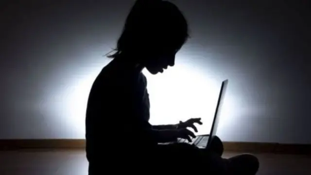 கணினியை பார்க்கும் நபர்