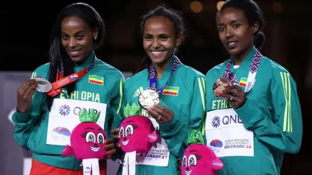 ከግራ ወደ ቀኝ የብር ሜዳሊያ አሸናፊ አክሱማይት እምባዬ፣ የወርቅ ሜዳሊያ አሸናፊ ጉዳፍ ፀጋዬ እና የነሐስ ሜዳሊያ አሸናፊዋ ሒሩት መሸሻ