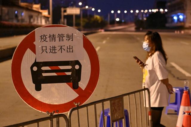 廣州市荔灣區實施了交通管制，限制部分區域居民離開。