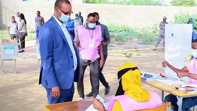 Gudoomiyaha Golaha Federeeshanka Itoobiya oo ka mid ah dadka ka codeynaya Degmada Shinniile ee Gobolka Siti.