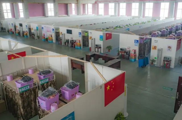 由于缺乏病床,武汉仍在修建和改建更多方舱医院收治患者。图为武汉青山楠姆方舱医院即将收治患者。