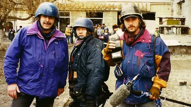 1995 में ग्रोज़नी से रिपोर्टिंग करते हुए जेरेमी बोवेन (बाएं)