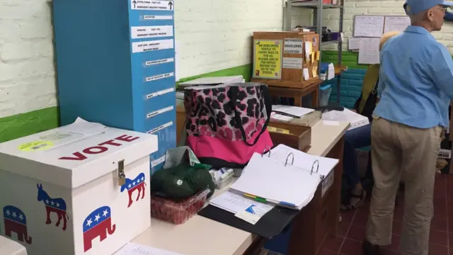 Urna de votación en The Lake Chapala Society.