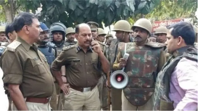 पोलिस कारवाई