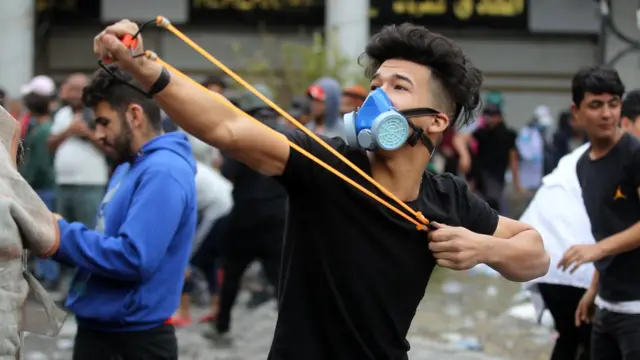 متظاهرون استخدموا المقاليع في مواجهة قوات الأمن