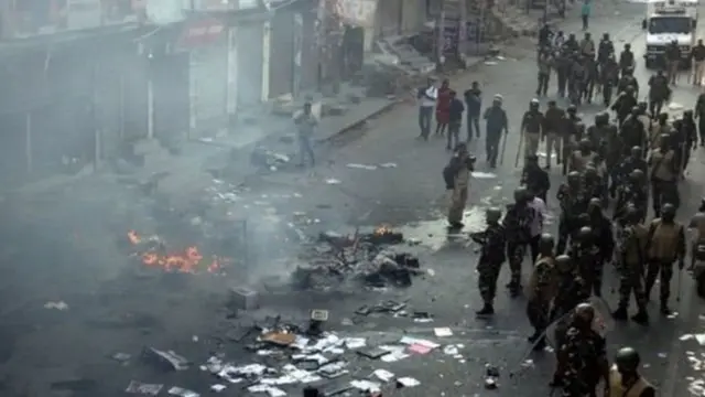 டெல்லி வன்முறை : காணொளியில் உள்ள காவல் துறையினருக்கு என்ன ஆனது ?