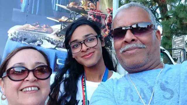 Josslyn Glenn junto a sus padres.