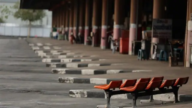 บรรยากาศสุดเงียบเหงาที่สถานีขนส่งกรุงเทพฯ เมื่อ 11 เม.ย. ซึ่งไม่เคยเกิดขึ้นมาก่อน แต่ปีนี้ทางการให้ประชาชนงดกลับภูมิลำเนาเพื่อลดการแพร่กระจายของโควิด-19