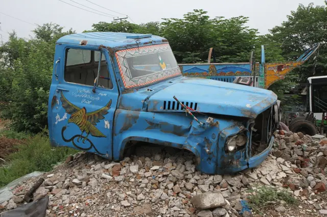 Stara kamionska kabina pokraj radionice u Ravalpindiju, Pakistan. Kako dekorisana vozila imaju pre svega utilitarnu vrednost, ni njihovi pojedinačni delovi se ne smatraju ’umetničim delima’ već se uglavnom bacaju ili recikliraju. Vozila se ukrašavaju u ciklusima od 5 do 10 godina pri čemu se stare oslikane površine i elementi preslikavaju ili odbaciju.
