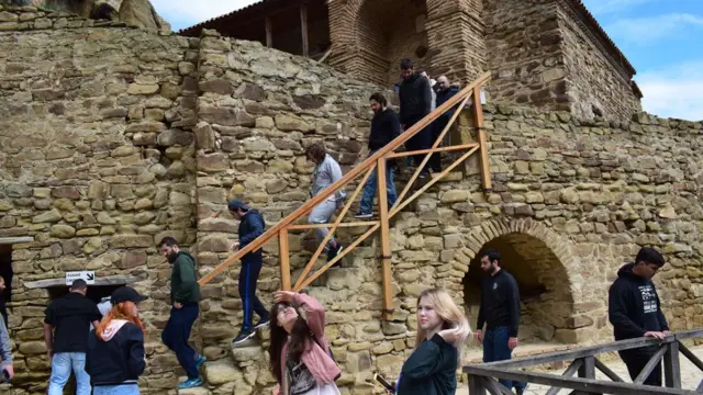 Туристы в Давид Гареджи на неспорных территориях Грузии