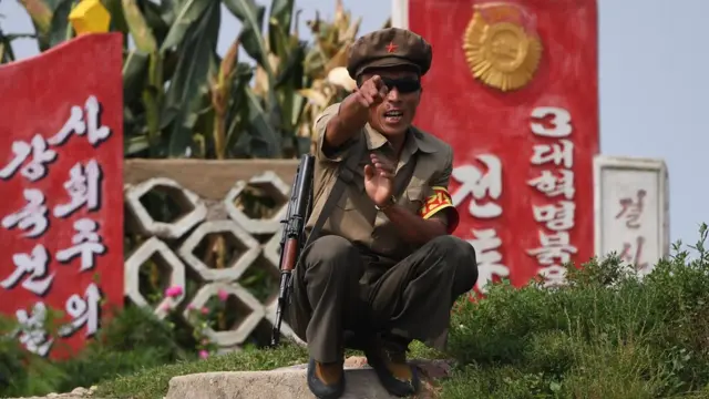 新义州一名朝鲜边防士兵指吓从中国观光船上拍照的游客（4/9/2017）