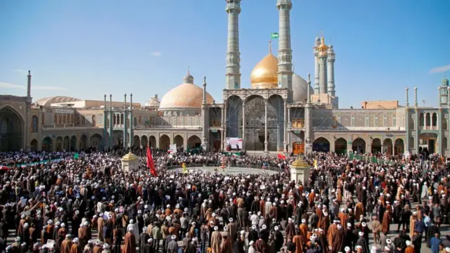Çarşamba günü Kum'daki Masume Türbesi'nde rejim yanlıları toplandı
