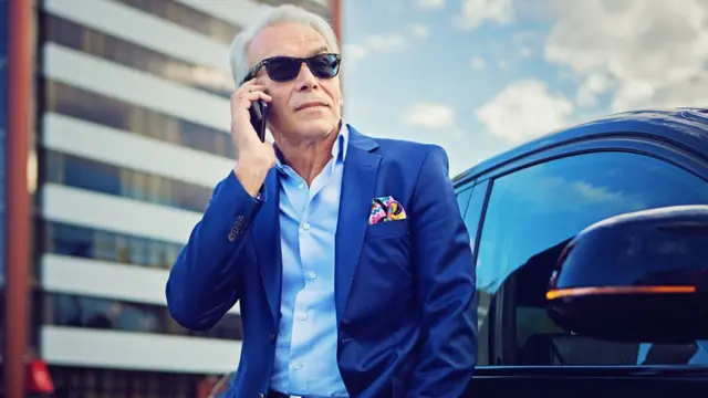 Hombre hablando por teléfono.