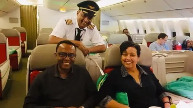 ካፒተይን ተስፋይ ምስ ተጓዓዝቲ ኣብ ውሽጢ ነፋሪት