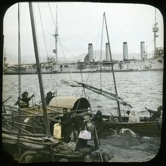 维港的阿弗烈王军舰和蜑家艇。