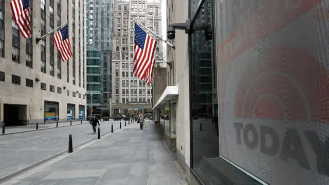 أحد الشوارع وأعلام أمريكية