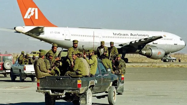 কান্দাহারে এই বিমানের যাত্রীদের প্রাণের বিনিময়েই মুক্তি পান মাসুদ আজহার। ডিসেম্বর, ১৯৯৯