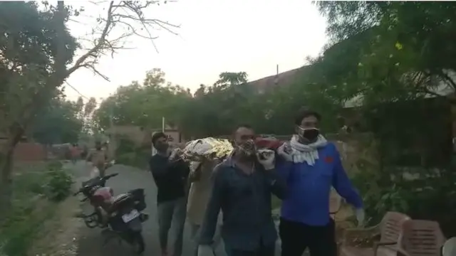 अंतिम संस्कार के लिए शव ले जाते लोग