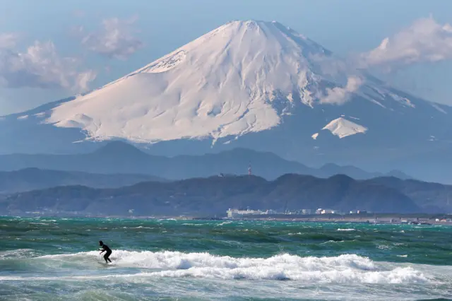 Le Mont Fuji et un surfeur