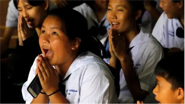 কিশোরদের সহপাঠিরা প্রার্থনা করছে যেন সবাই সুস্থভাবে ফিরে আসে। চারজনকে উদ্ধারের খবর শুনে তারা আনন্দ প্রকাশ করছে।