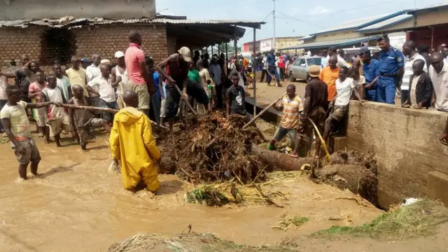 Abanyagihugu bagerageza uko bashoboye ngo bazibure amazi ashobore kurengana