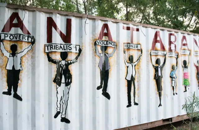 Mkusanyiko wa michoro ya Ana Taban (kutoka neno la kiarabu "nimechoka") linatokana na jina la vuguvugu la kuunga amani mkono Syria.