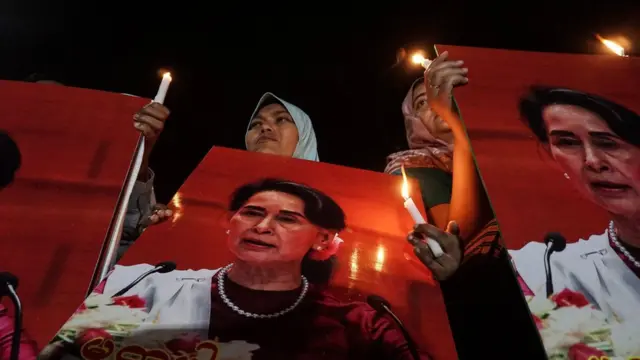 आंग सान सू ची का पोस्टर लेकर विरोध प्रदर्शन करती महिला
