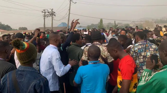 Adekunle Ajasin University studnet hold peace protest afta trailer accident happun for di school on Thursday