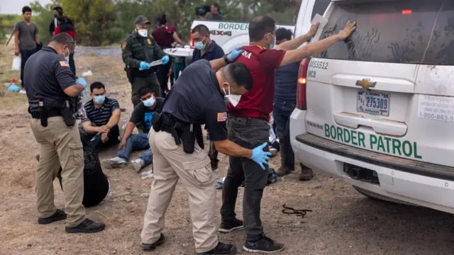 La Patrulla Fronteriza detiene inmigrantes.