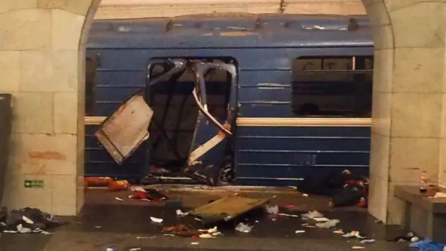 В метро, поврежденный вагон