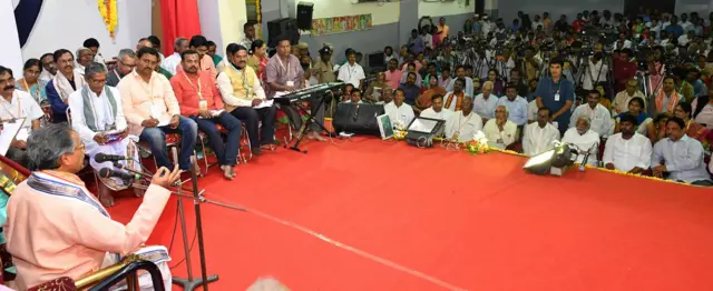 తెలుగు మహాసభల్లో సాహిత్య కార్యక్రమంలో పాల్గొన్న సీఎం కేసీఆర్, ఇతరులు