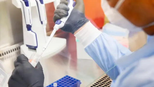 Científico analizando muestras en un laboratorio.