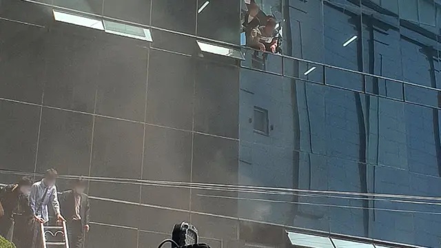 화재 직후 건물 내부에 갇혀있던 시민들이 깨진 유리창을 통해 구조를 요청하는 장면도 목격됐다