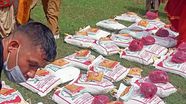 राउटे समुदायका लागि वितरण गर्न ठिक्क पारिएको चामलका पोका