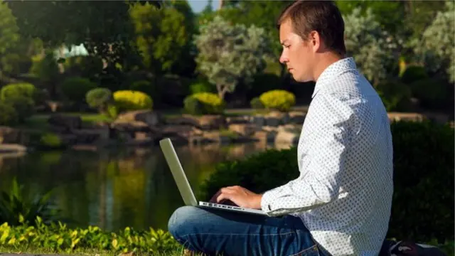 Чоловік з ноутбуком