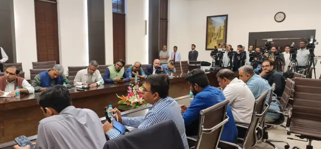 अमीर ख़ान मुत्तक़ी की प्रेस कॉन्फ़्रेंस की तस्वीरों में कोई महिला नज़र नहीं आ रही है