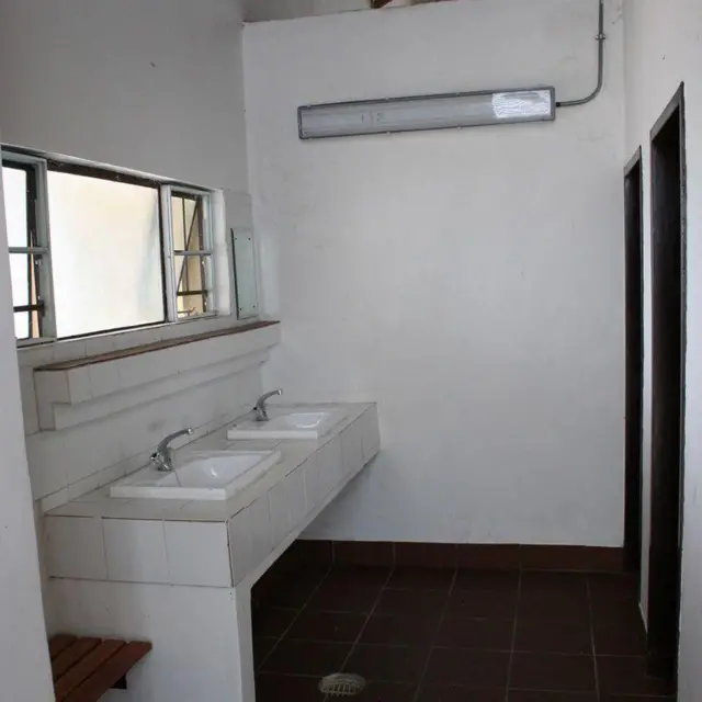 కలహారి ఎడారిలో బాత్రూమ్