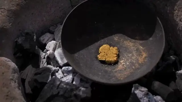 One pot dey on firewood