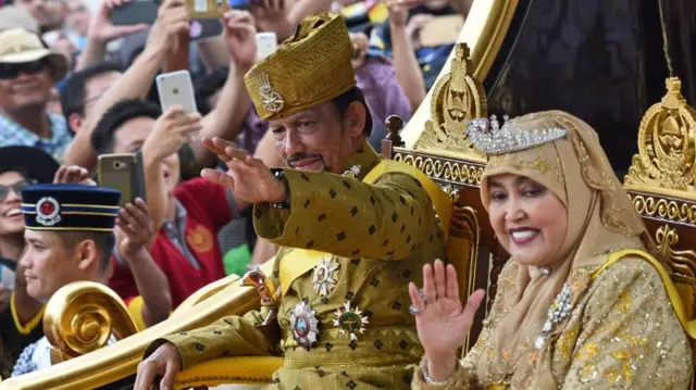 તખતનશીન થયા તેના 50મા વર્ષના ઉપલક્ષમાં યોજાયેલા કાર્યક્રમમાં લોકોનું અભિવાદન ઝીલી રહેલાં સુલતાન તથા તેમનાં બેગમની તસવીર 