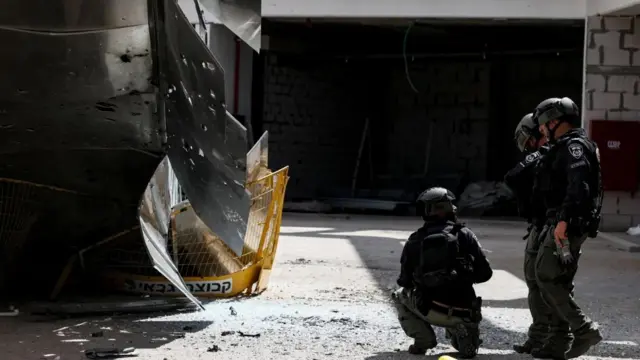 Muri Israel, umwibatsi w'Umushinwa byatangajwe ko yishwe n'igice cy'igisasu cya misile ya Iran iraswa ikaza gucikamo za bombe nyinshi zigahswiragira ahantu henshi