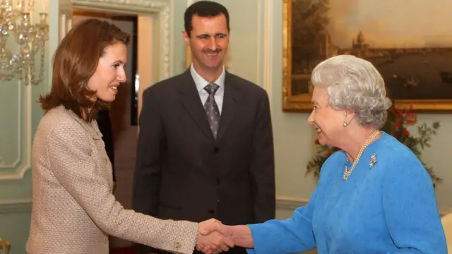 Башар Асад менен жубайы Асма 2002-жылы Лондондо ханыша Елизавета II менен таанышкан. Ошондо Сирия лидери Букингем сарайына биринчи жолу чакырылган эле