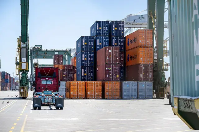 ট্রাম্পের শুল্ক আরোপের ফলে যুক্তরাষ্ট্রের বাজারে অনেক পণ্যের দাম বেড়ে যাবে বলে শঙ্কা প্রকাশ করেছেন অর্থনীতিবিদরা