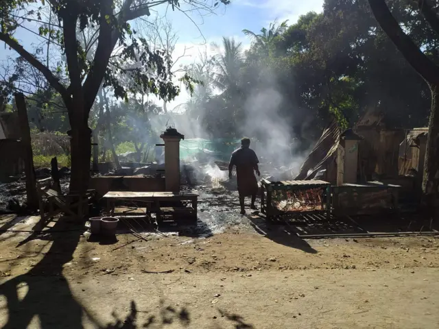 စက်တင်ဘာလက မုံရွာ‌ညောင်ဖြူပင်ရဲကင်းစခန်းတိုက်ခိုက်ခံရပြီးနောက် အနီးဝန်းကျင်ကျေးရွာတွေကို စစ်တပ် ဝင်ရောက် မီးရှို့